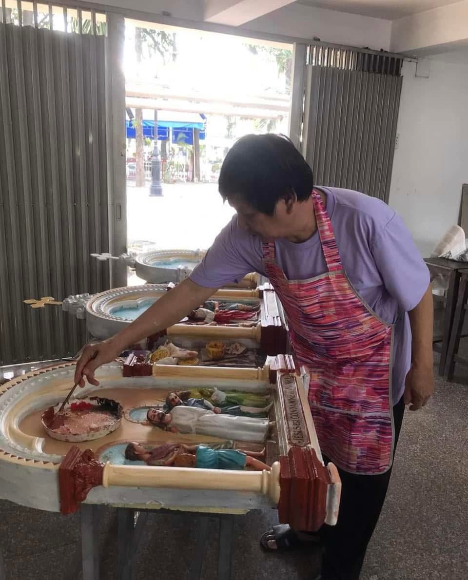 Phục chế lại bộ phù điêu 14 Chặng Đàng Thánh Giá