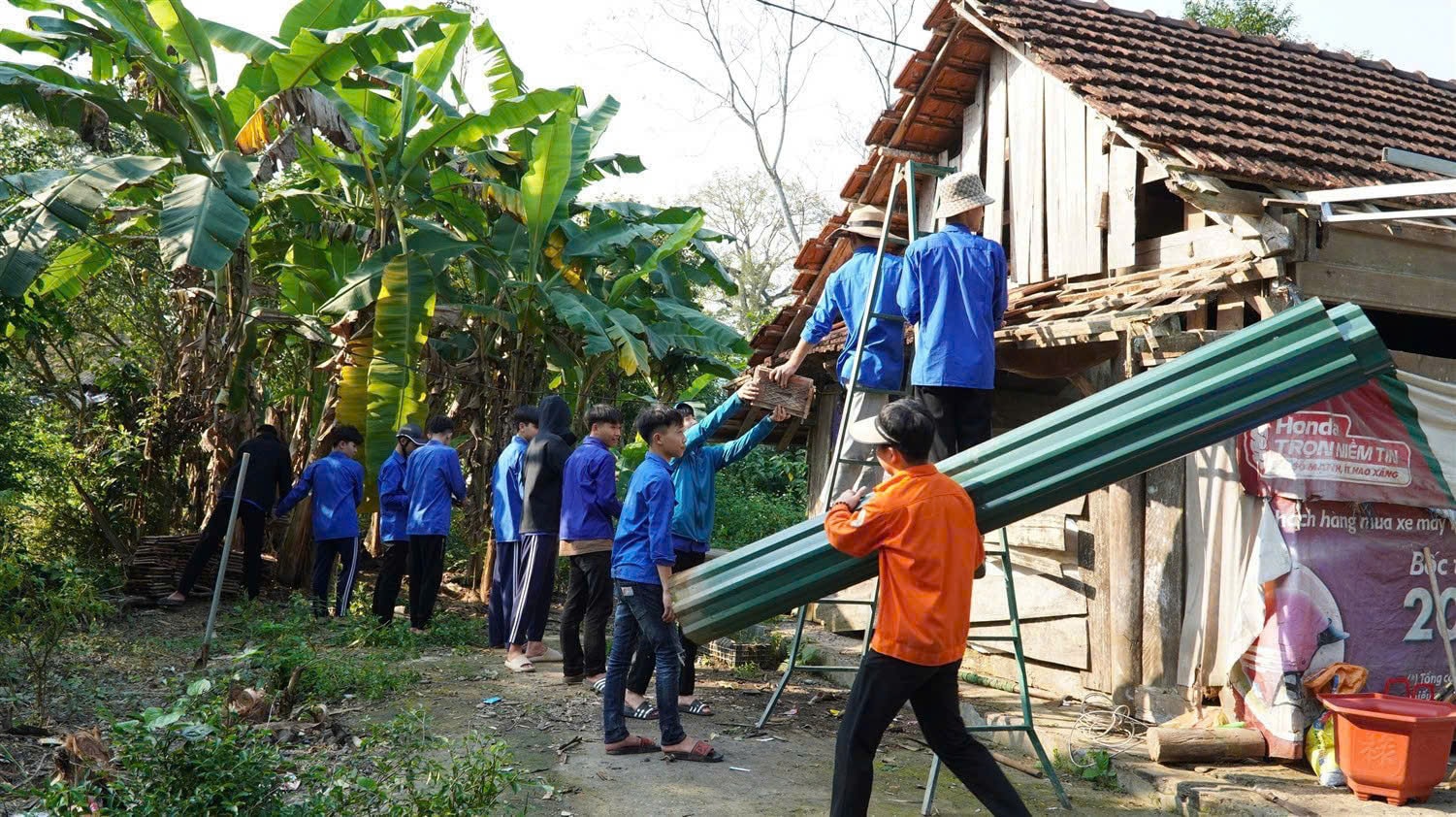 uổi trẻ Hà Tĩnh xung kích, tình nguyện, chung tay xóa nhà tạm, nhà dột nát. Ảnh: H.N.
