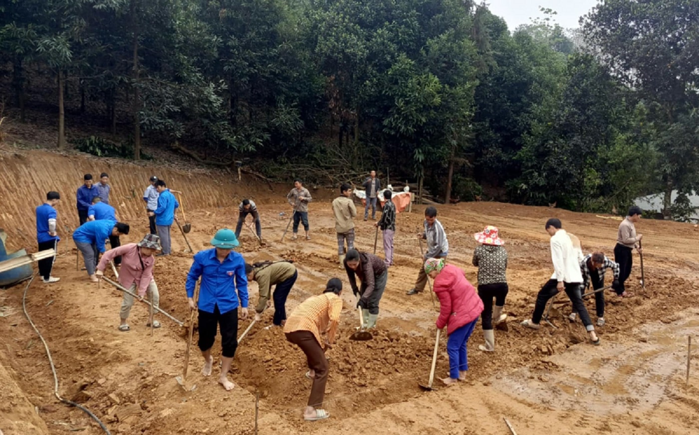 Bà con nhân dân huyện Văn Yên (tỉnh Yên Bái) chung tay xây nhà cho người nghèo trên địa bàn huyện. Ảnh: Thu Trang.
