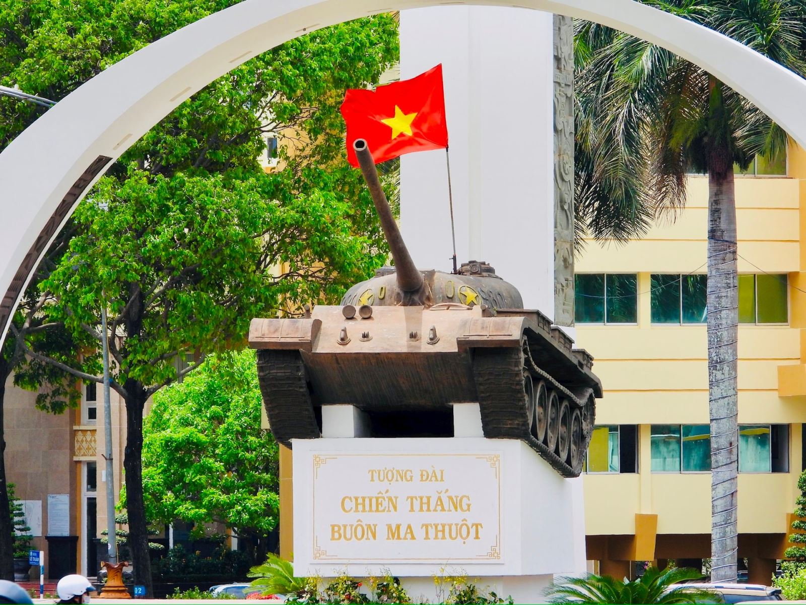Chiếc xe tăng T-54 trên Tượng đài Chiến thắng Buôn Ma Thuột. Ảnh: Thanh Nga.