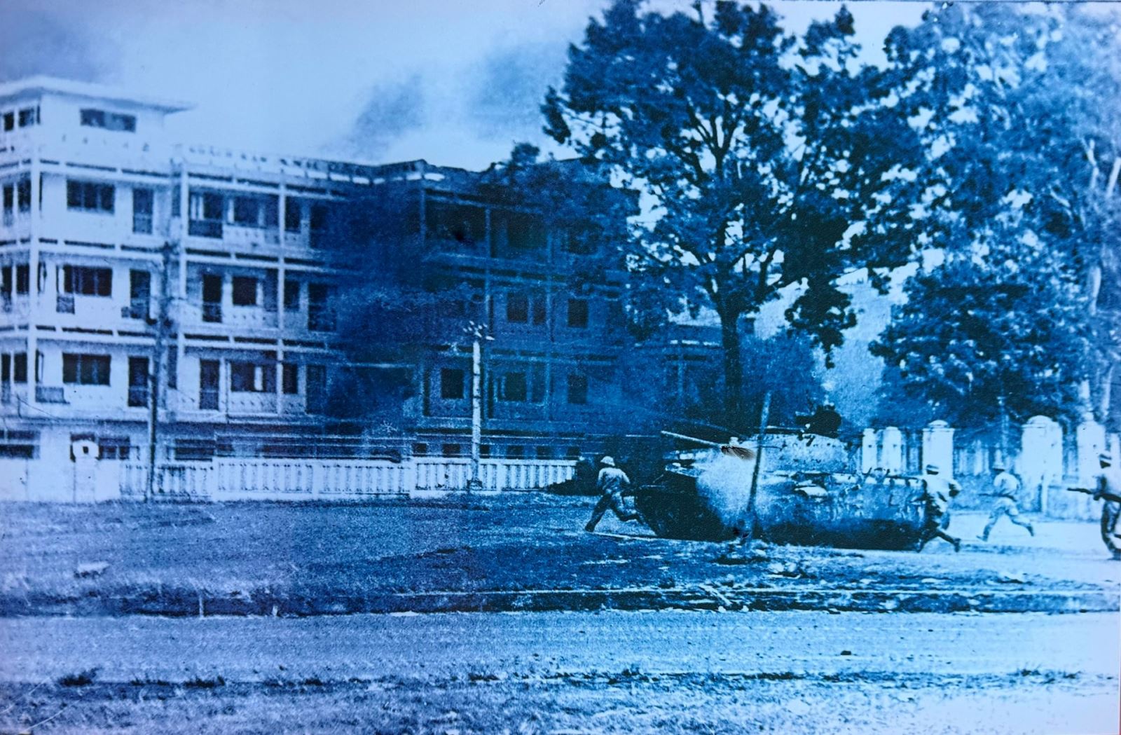 Quân giải phóng đánh chiếm Ngã 6 Buôn Ma Thuột ngày 10/3/1975. Ảnh: Tư liệu Bảo tàng Đắk Lắk.