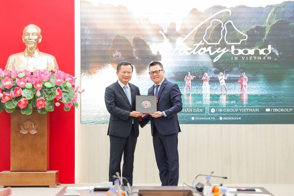 Tổng Biên tập Báo Nhân Dân Lê Quốc Minh trao tặng MV cho Phó Chủ tịch UBND tỉnh Quảng Ninh Cao Tường Huy.