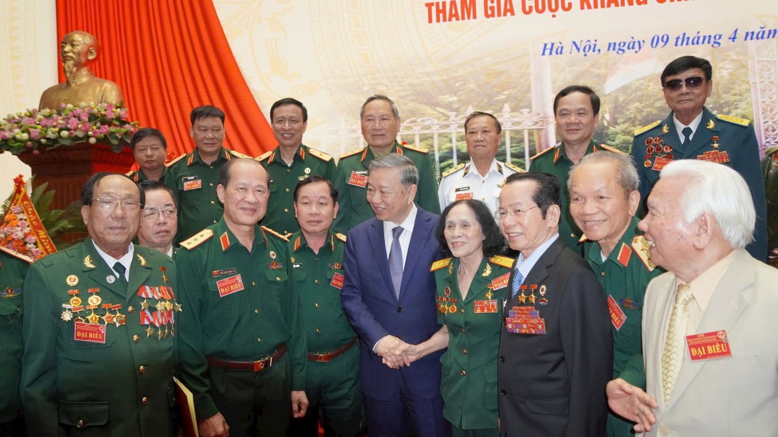 Tổng Bí thư Tô Lâm và các đại biểu đại diện cho các cựu chiến binh, cựu thanh niên xung phong, dân quân tự vệ tham gia cuộc kháng chiến chống Mỹ cứu nước. Ảnh: Minh Sơn.