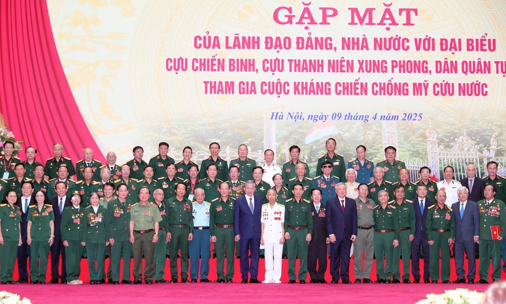 Lãnh đạo Đảng, Nhà nước, Mặt trận Tổ quốc Việt Nam chụp ảnh lưu niệm với các đại biểu. Ảnh: Minh Sơn.