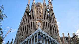 Kiến trúc sư Antoni Gaudí, nhà thiết kế Đền thánh Sagrada Familia ở Barcelona, được tôn là “Đấng Đáng kính”