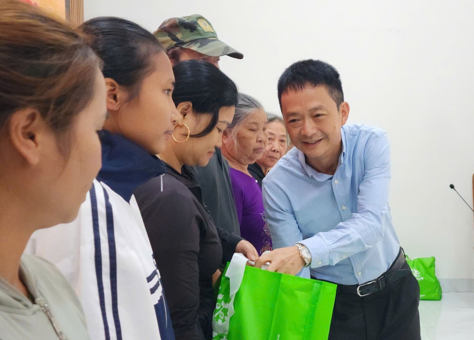 Ông Đặng Văn Thanh trao quà tặng gia đình chính sách. Ảnh: An Luých