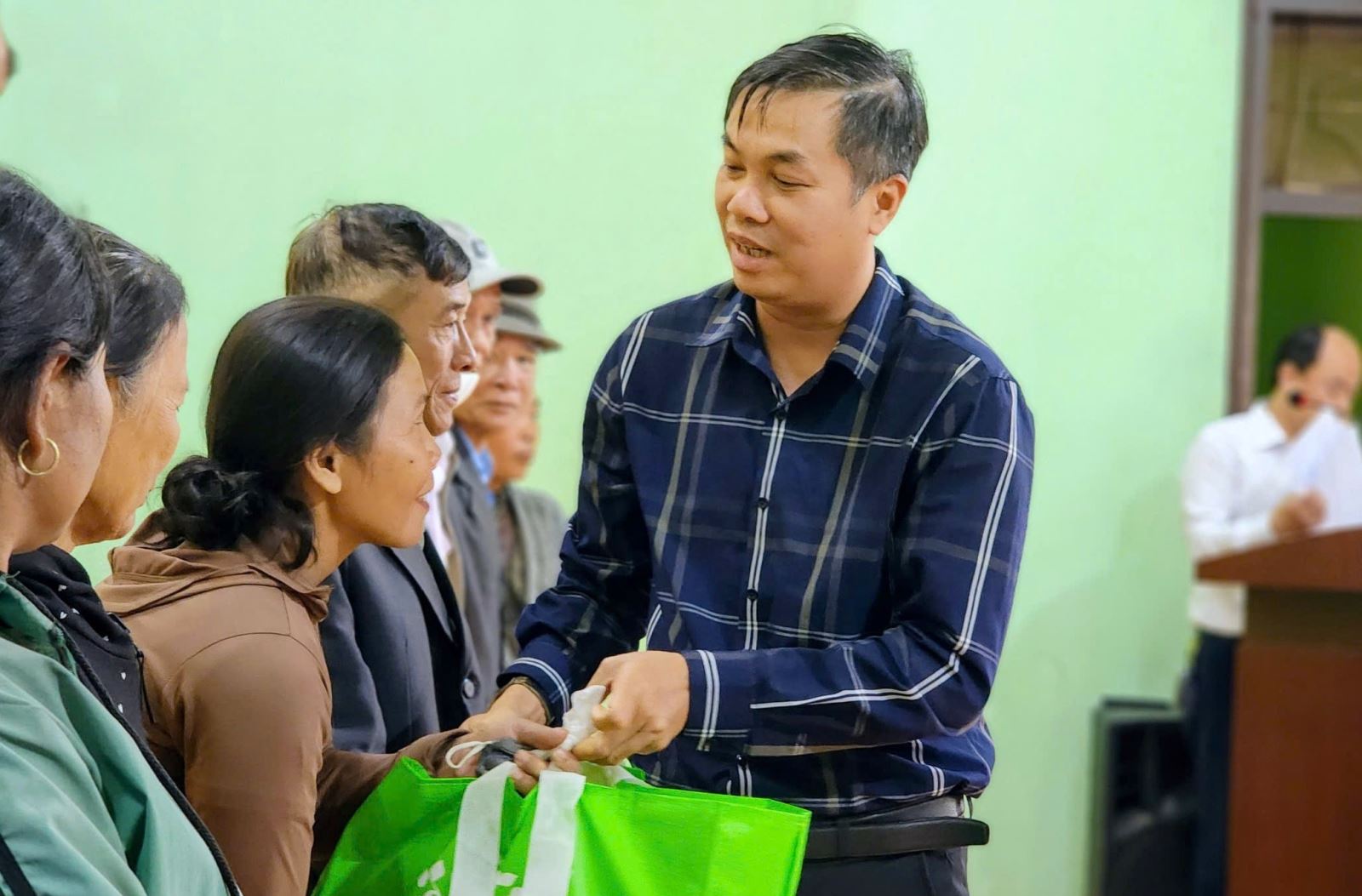 Ông Nguyễn Văn Cường trao tặng quà cho gia đình chính sách. Ảnh: An Luých