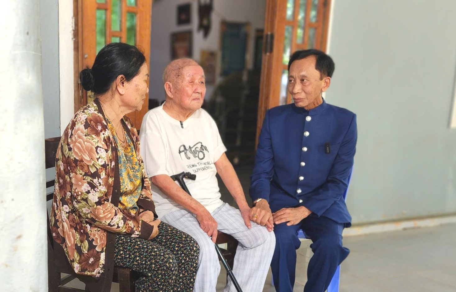 Hiệp sĩ Đại Thánh giá thăm gia đình chính sách tại huyện Hướng Hóa. Ảnh: An Luých
