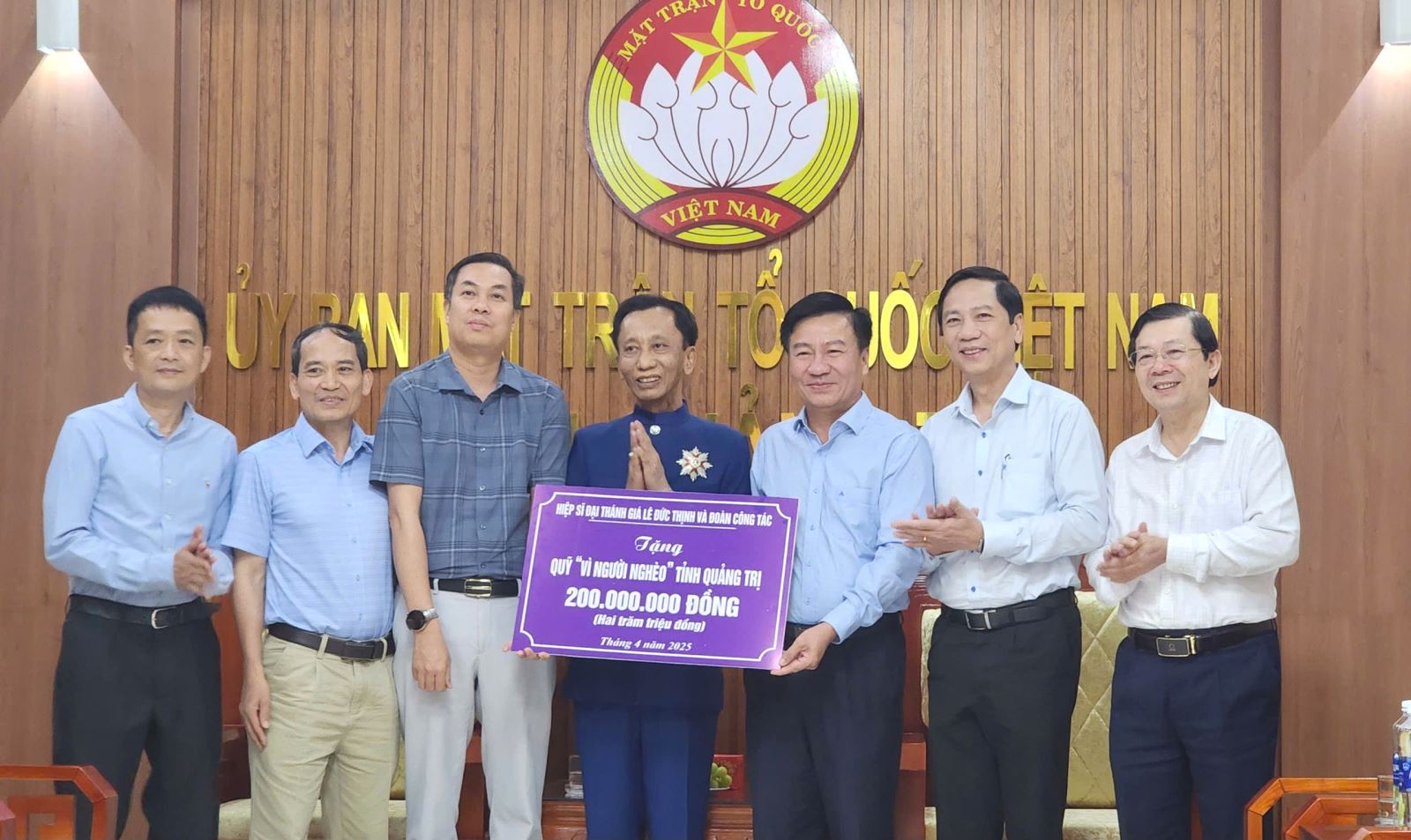 Hiệp sĩ Đại Thánh giá (đứng giữa) và các thành viên đoàn thiện nguyện ủng hộ Quỹ Vì người nghèo. Ảnh: An Luých