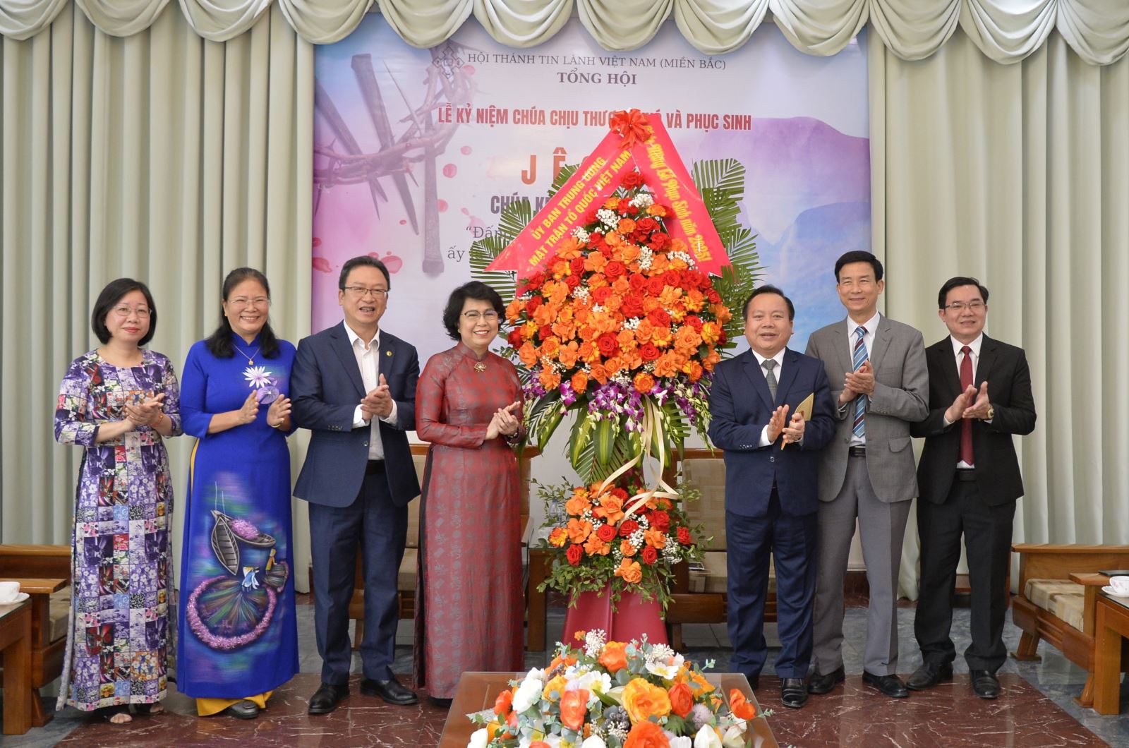 Phó Chủ tịch Tô Thị Bích Châu tặng hoa chúc mừng Mục sư Hội trưởng Bùi Văn Sản và Hội thánh Tin lành Việt Nam (miền Bắc). Ảnh: Mạnh Cường