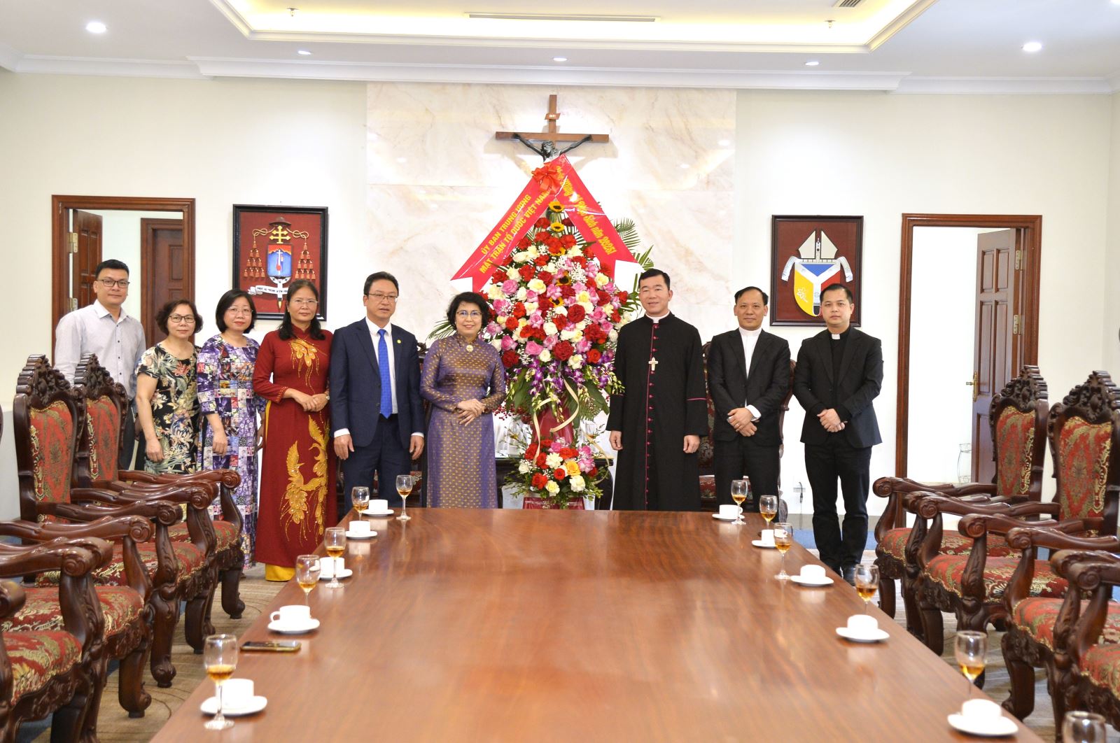 Phó Chủ tịch Tô Thị Bích Châu tặng hoa chúc mừng Giám mục phụ tá Giúp Vũ Công Viện và Toà tổng Giám mục Tổng giáo phận Hà Nội. Ảnh: Mạnh Cường