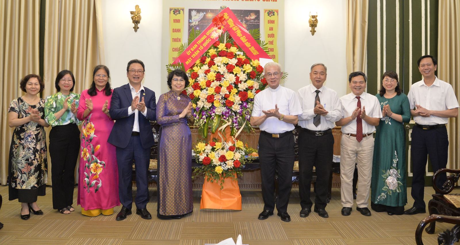 Phó Chủ tịch Tô Thị Bích Châu tặng hoa chúc mừng Chủ tịch Giuse Trần Xuân Mạnh và Trung ương Uỷ ban Đoàn kết Công giáo Việt Nam. Ảnh: Mạnh Cường