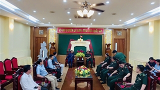 Hiệp sĩ Đại Thánh giá Gioan Baotixita Lê Đức Thịnh tri ân các chiến sĩ và gia đình có công với cách mạng tại Quảng Trị