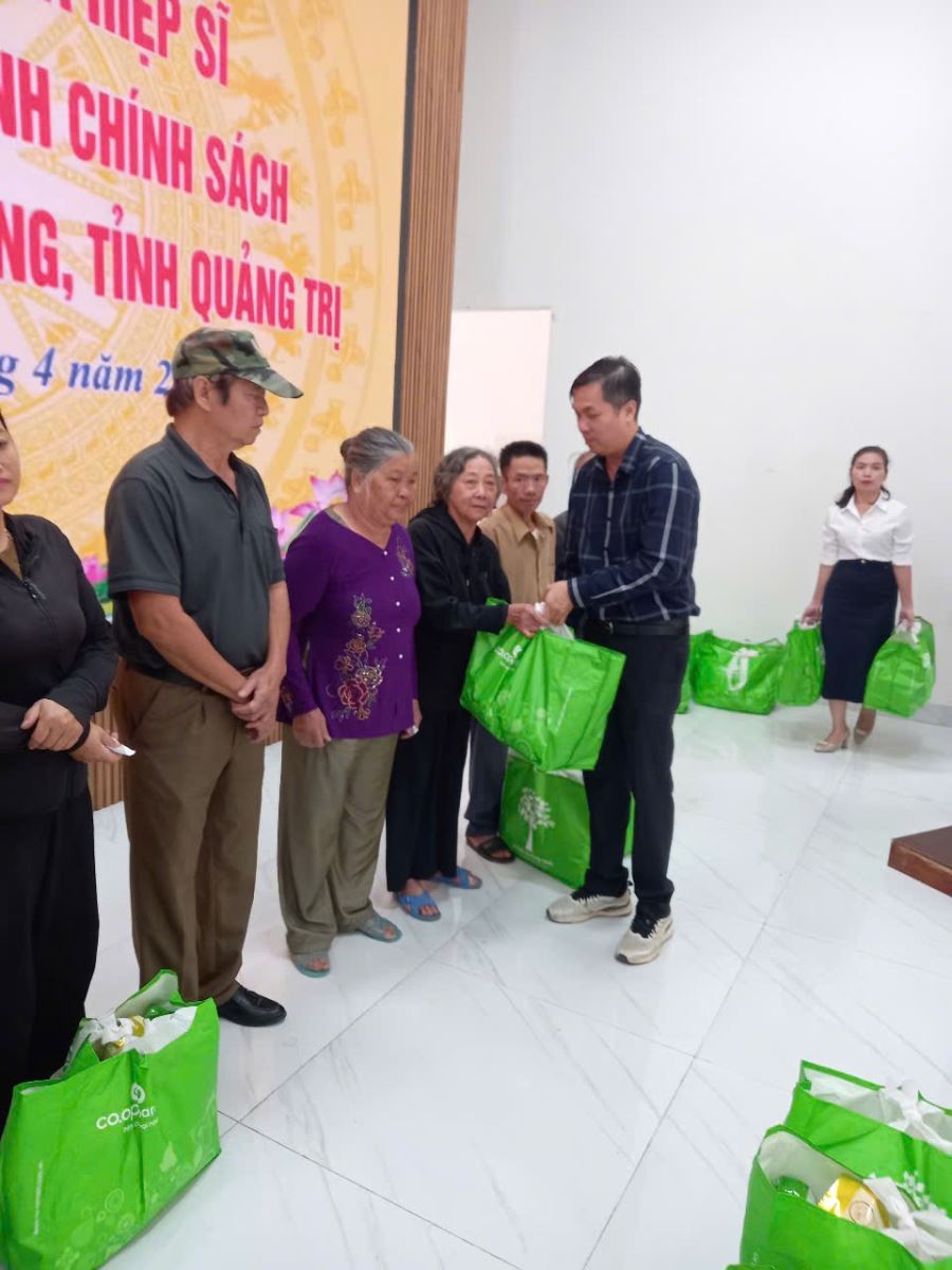 Hiệp sĩ Đại Thánh giá Gioan Baotixita Lê Đức Thịnh trao quà cho các gia đình chính sách