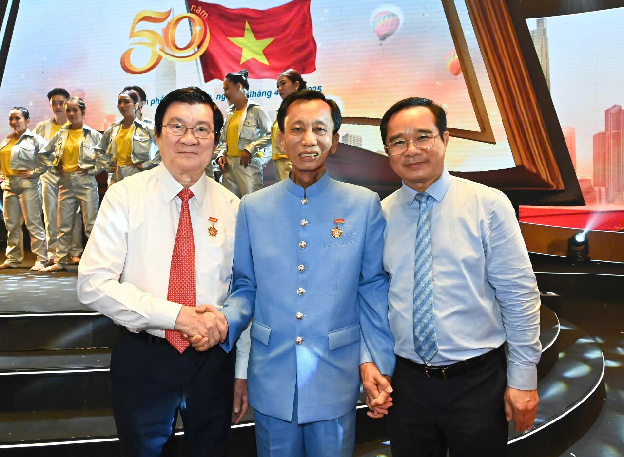Từ trái qua phải: Nguyên Chủ tịch nước Trương Tấn Sang, Hiệp sĩ Đại Thánh Giá Giaoan Baotixita Lê Đức Thịnh, Chủ tịch UBND TP.HCM Nguyễn Văn Được