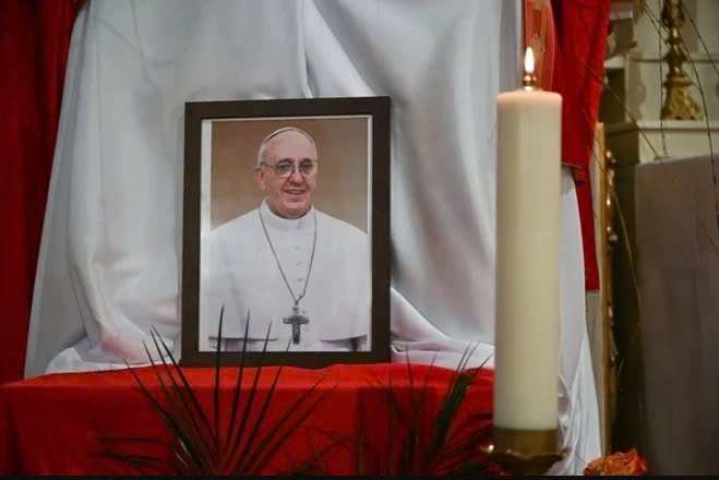 Chân dung Giáo hoàng Francis tại Thánh đường tu viện Franciscan ở Kalwaria Paclawska, Ba Lan ngày 21/4/2025. Ảnh: PAP/TTXVN.