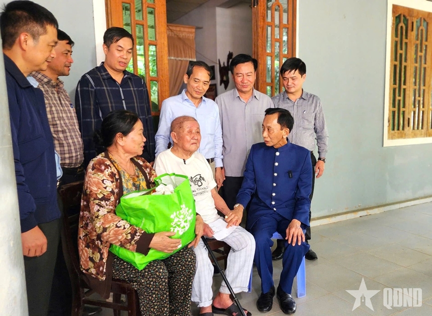 Hiệp sĩ Đại Thánh giá Gioan Baotixita Lê Đức Thịnh (ngoài cùng bên phải, hàng ngồi) thăm gia đình thương binh Trần Văn Khai tại thị trấn Khe Sanh, huyện Hướng Hóa.