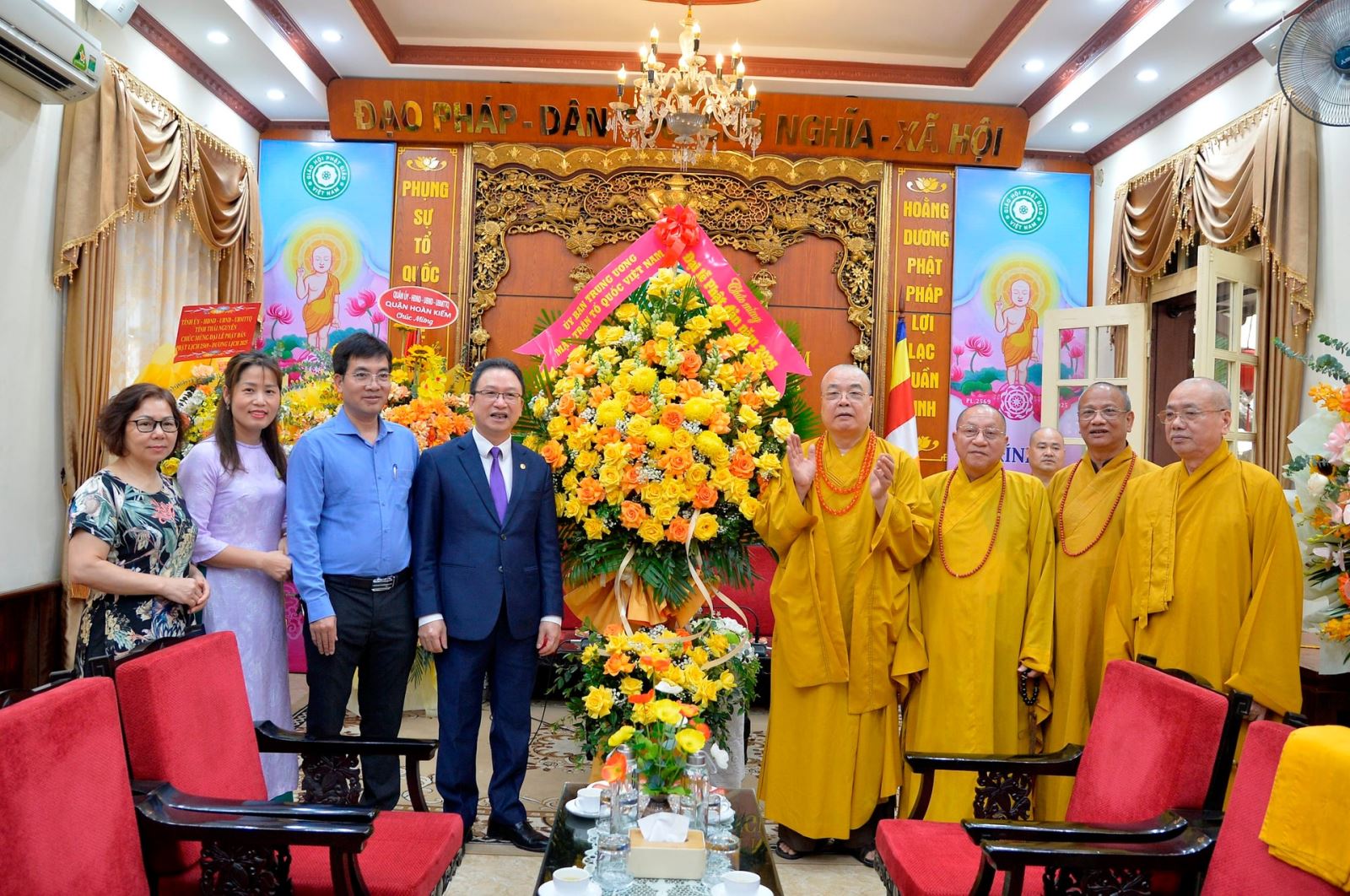 Ông Nguyễn Văn Thanh, Uỷ viên Đoàn Chủ tịch UBTƯ MTTQ Việt Nam Nam, Trưởng ban Dân tộc, Tôn giáo và Kiều bào MTTQ Việt Nam đến thăm, chúc mừng và tham dự Đại lễ Phật đản. Ảnh: Phạm Cường