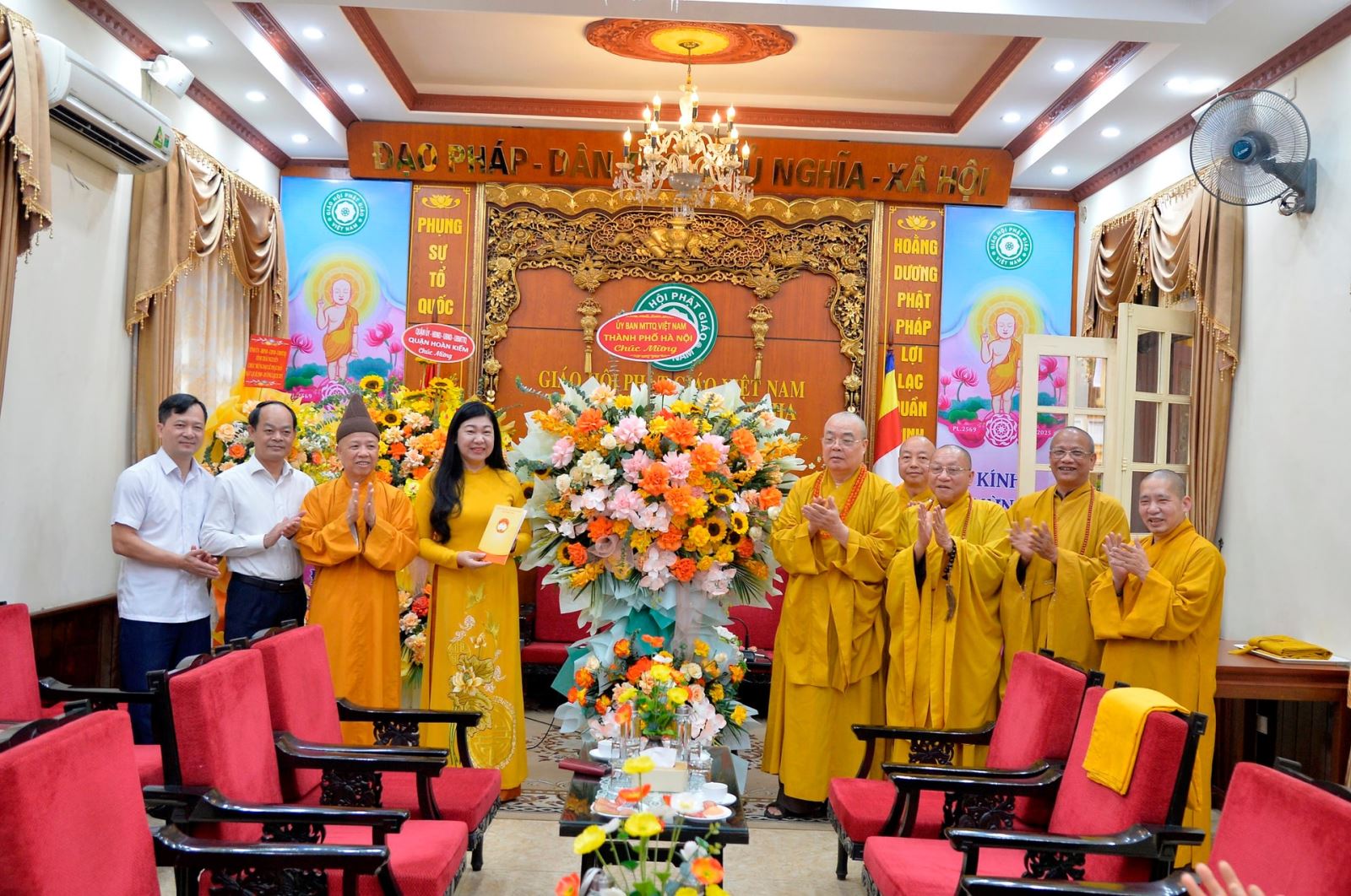 Bà Nguyễn Lan Hương, Chủ tịch Ủy ban MTTQ Việt Nam thành phố Hà Nội chúc mừng Đại lễ Phật đản. Ảnh: Phạm Cường.