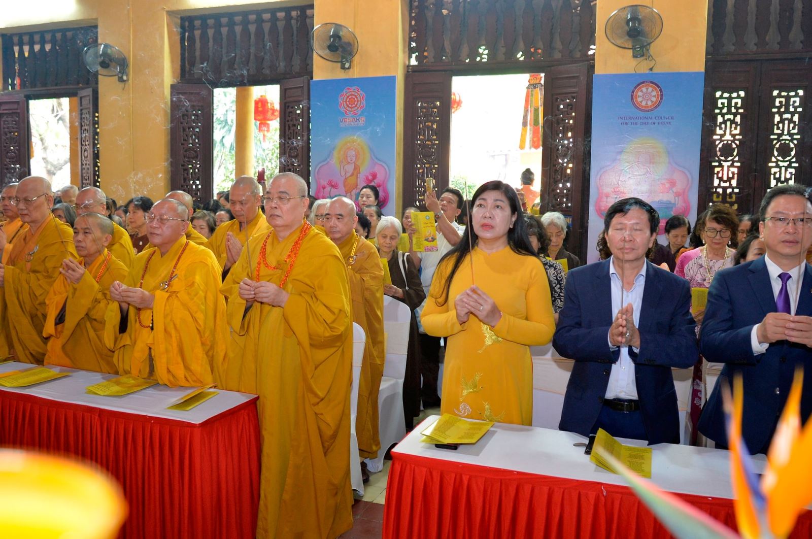 Các đại biểu cầu nguyện tại Đại lễ. Ảnh: Phạm Cường.