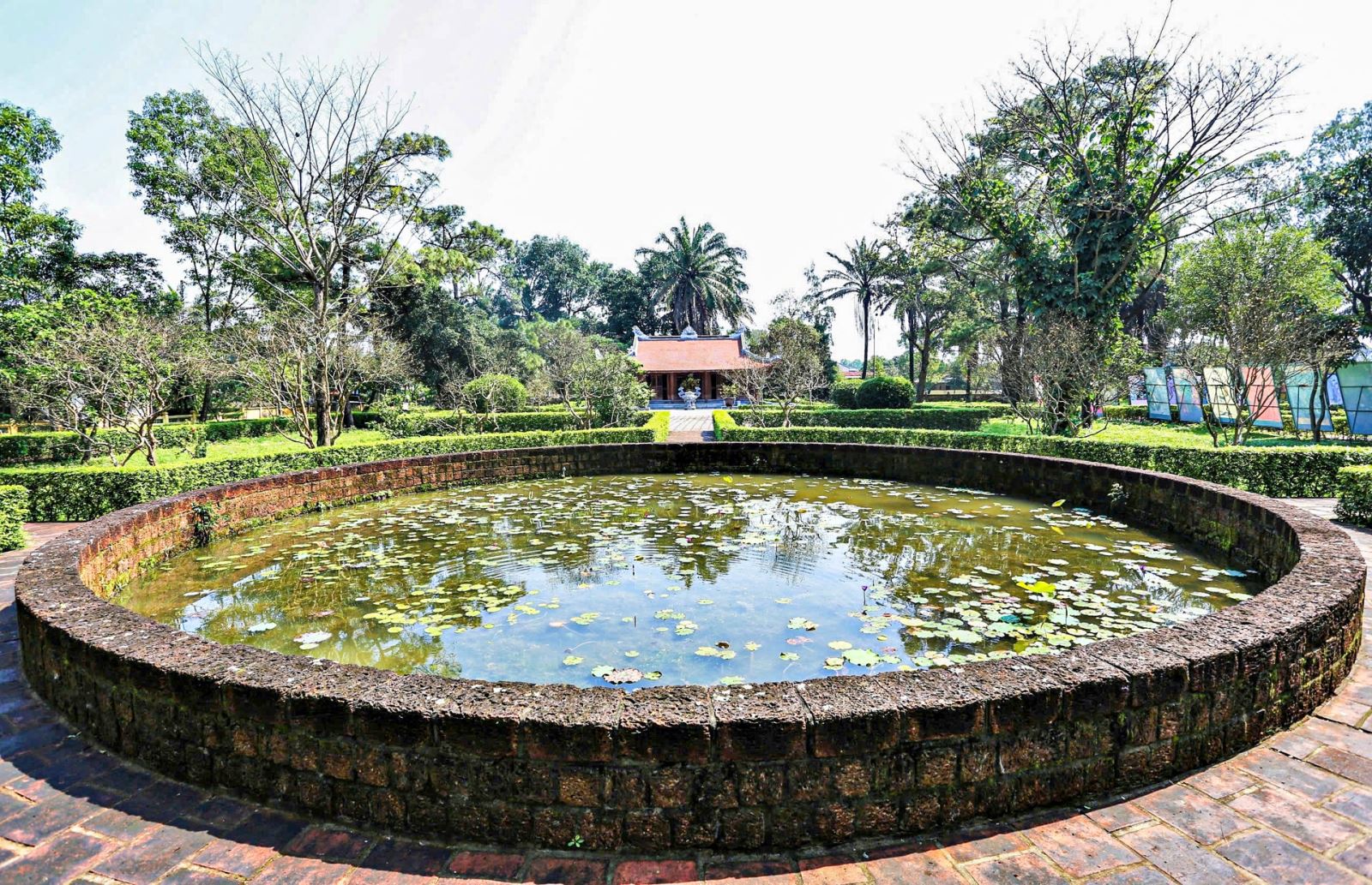 Trao đổi với Báo Đại Đoàn Kết, bà Trần Thị Vinh, Phó Trưởng ban phụ trách Khu di tích Nguyễn Du cho biết, quá trình tìm kiếm hiện vật, tư liệu gặp rất nhiều khó khăn. Bởi vì, bên cạnh biến chuyển lịch sử, hiện vật, tư liệu trong dân gian bị thất lạc nhiều thì nguồn kinh phí hạn hẹp cũng là một trở ngại. Ảnh: Cẩm Kỳ