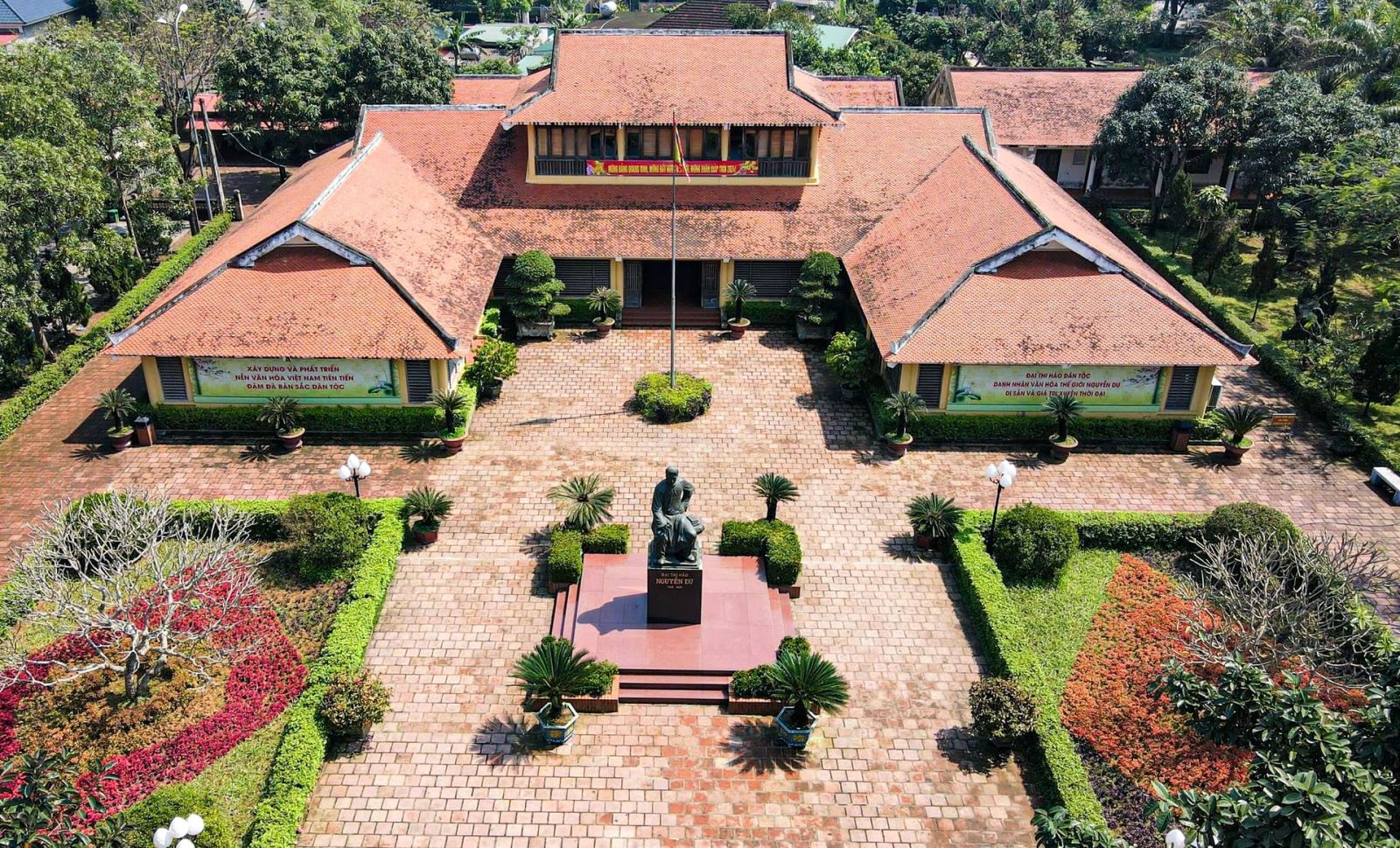 Khu lưu niệm Đại thi hào Nguyễn Du tọa lạc ở thị trấn Tiên Điền, huyện Nghi Xuân (Hà Tĩnh) với tổng diện tích khoảng 28.500 m2 và được Thủ tướng Chính phủ quyết định xếp hạng là Di tích Quốc gia đặc biệt vào ngày 27/9/2012. Ảnh: Cẩm Kỳ