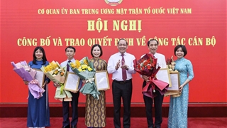 UBTƯ MTTQ Việt Nam trao Quyết định cho cán bộ nghỉ hưu theo Nghị định 178