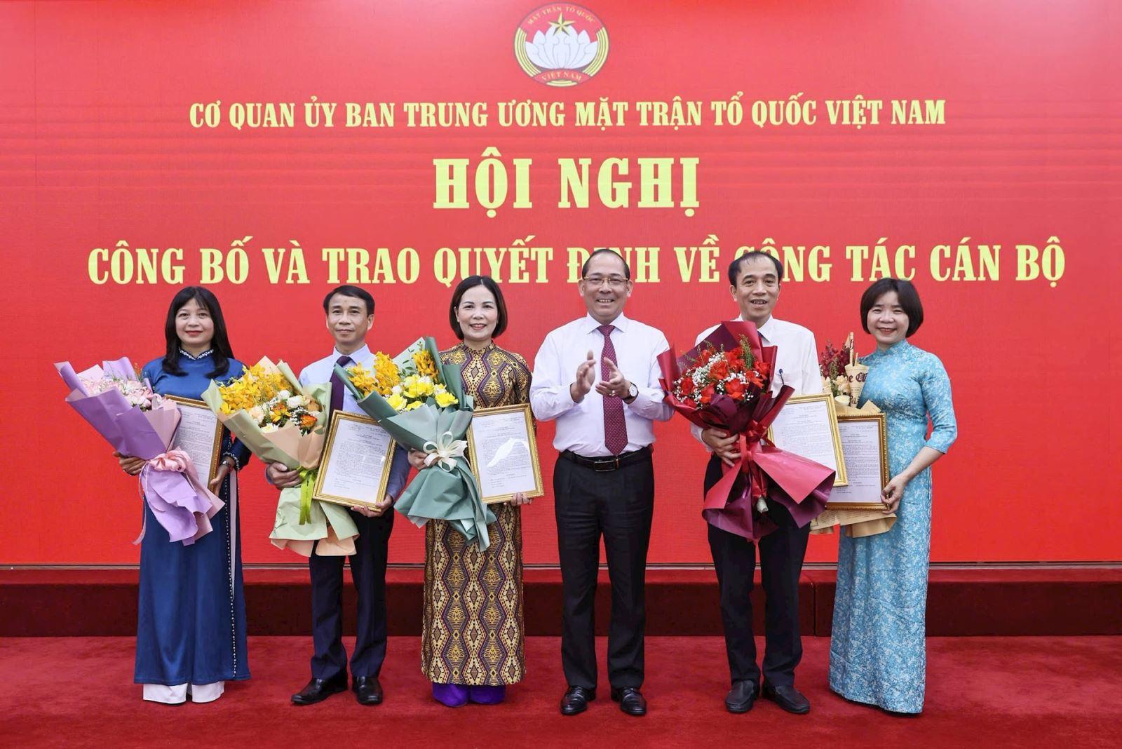 Phó Chủ tịch Hoàng Công Thủy trao quyết định và tặng hoa chúc mừng các cán bộ được hưởng chính sách, chế độ theo Nghị định số 178 của Chính phủ. Ảnh: Quang Vinh.