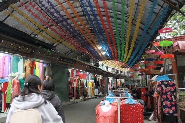 Chợ lụa Vạn Phúc.