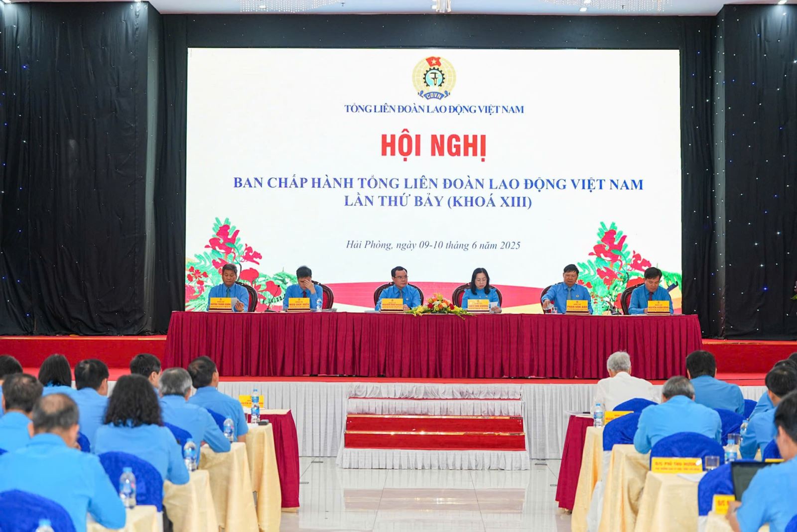 Trong buổi sáng 9/6, hội nghị thông qua báo cáo kết quả hoạt động công đoàn 6 tháng đầu năm, nhiệm vụ trọng tâm 6 tháng cuối năm 2025. Bên cạnh đó thông báo kết quả Hội nghị Ban Chấp hành Trung ương Đảng khóa XIII và thực hiện các kết luận của Trung ương về thực hiện Nghị quyết số 18-NQ/TW “Một số vấn đề về tiếp tục đổi mới, sắp xếp tổ chức bộ máy của hệ thống chính trị tinh gọn, hoạt động hiệu lực, hiệu quả”. Ảnh: Phương Thanh.