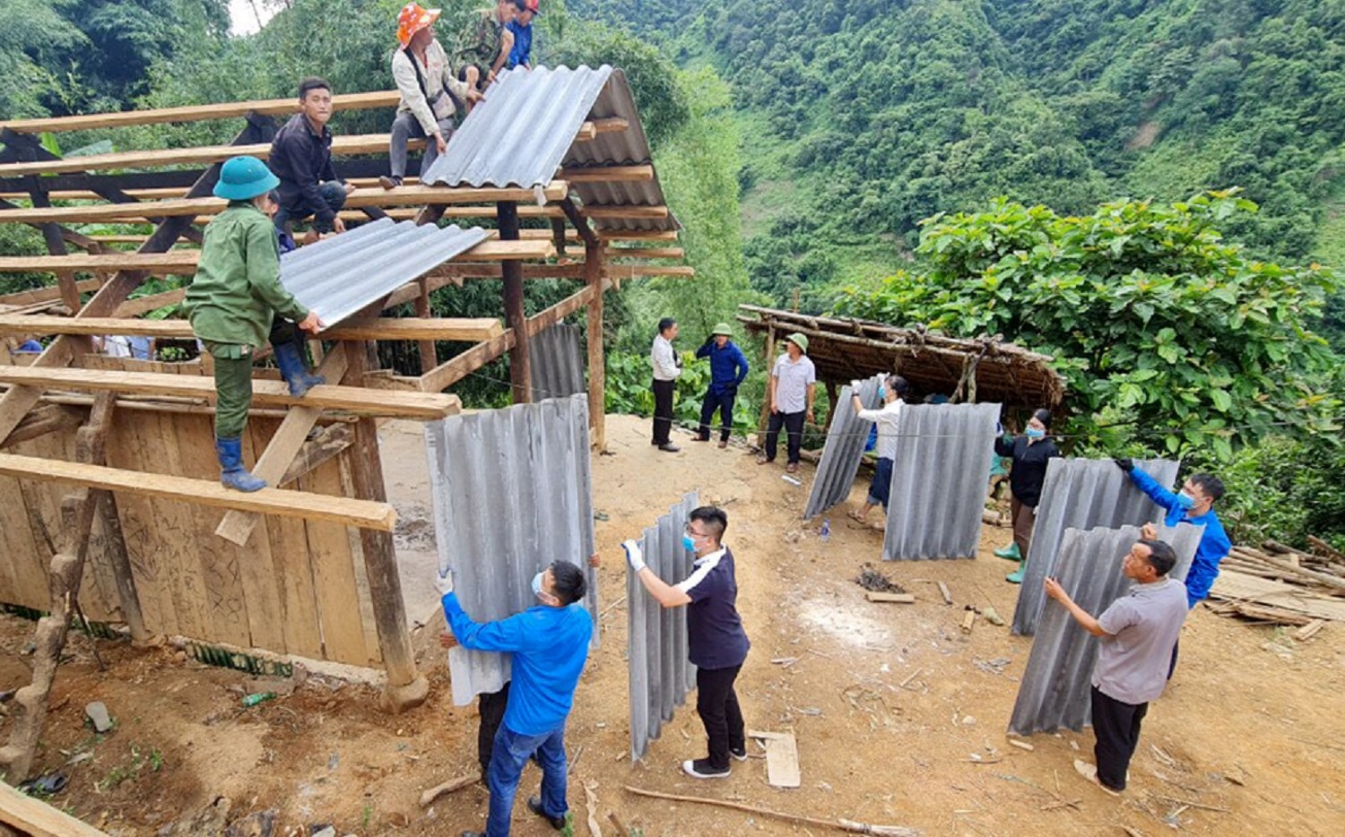 Huyện Mù Cang Chải (tỉnh Yên Bái) hỗ trợ khởi công nhà cho người nghèo, góp phần thực hiện chương trình xóa nhà tạm, nhà dột nát. Ảnh: Thu Trang.