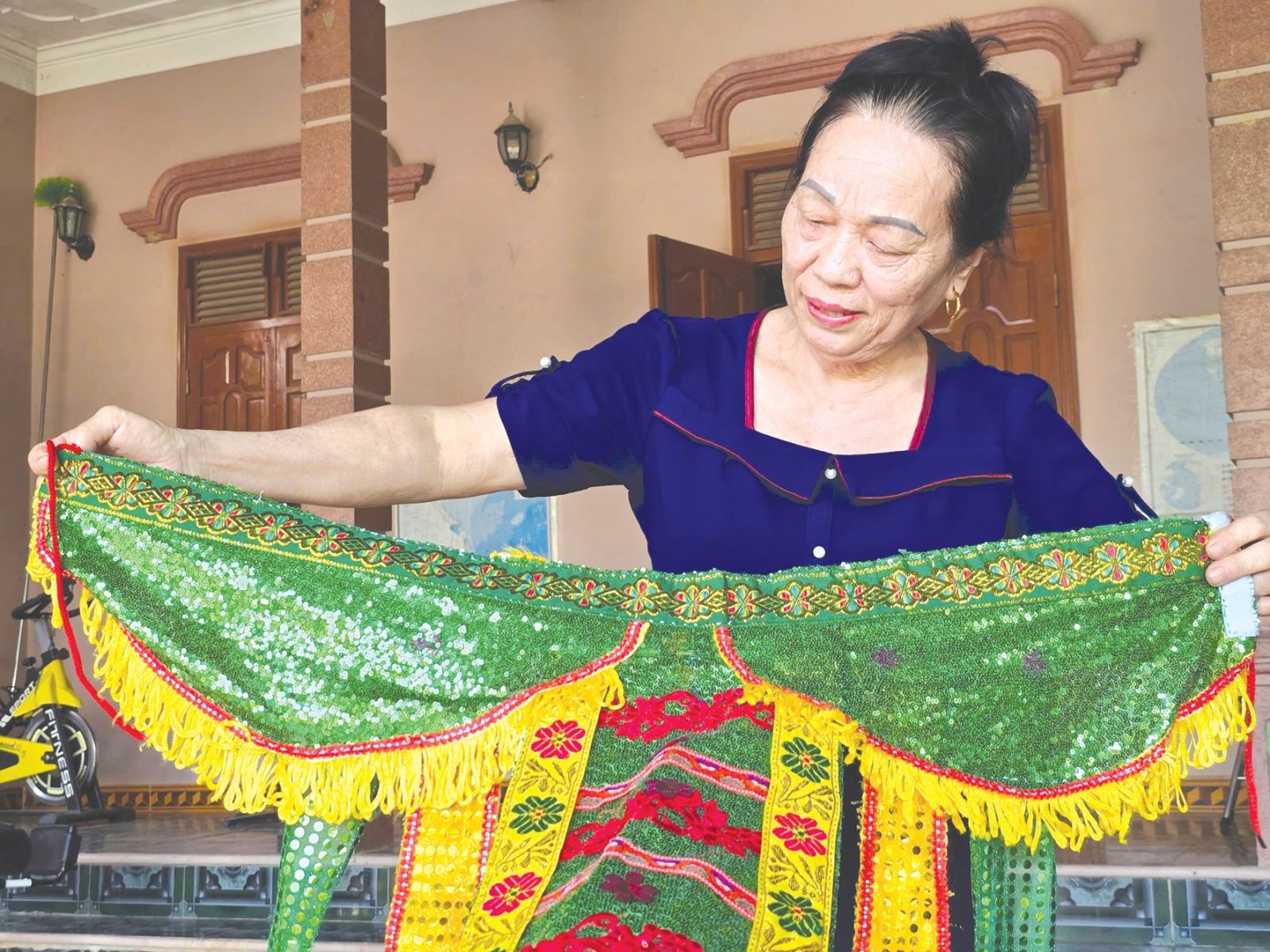 Vừa tập luyện, bà Nguyễn Thị Thâm vừa tìm tòi, học hỏi để may phục trang và làm các đạo cụ cần thiết cho các buổi biểu diễn tuồng.