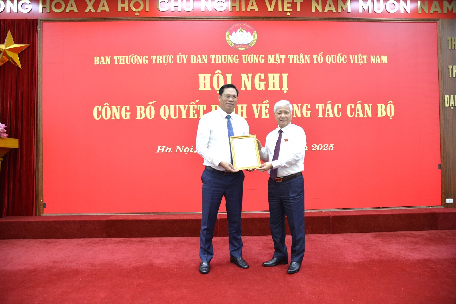 Ông Đỗ Văn Chiến, Ủy viên Bộ Chính trị, Bí thư Trung ương Đảng, Bí thư Đảng ủy MTTQ, các đoàn thể Trung ương, Chủ tịch UBTƯ MTTQ Việt Nam trao Quyết định cho ông Bùi Duy Đông. Ảnh: Quang Vinh.