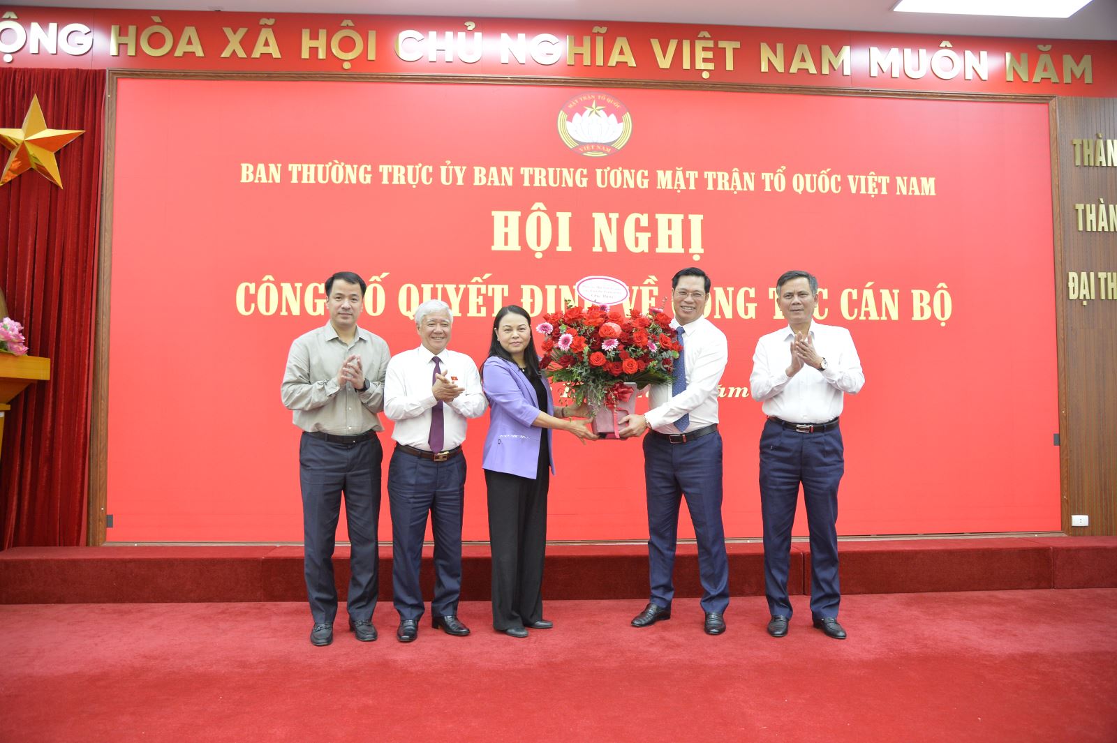 Chủ tịch Đỗ Văn Chiến cùng đại diện Ban Thường vụ Đảng ủy MTTQ, các đoàn thể Trung ương và Ban Thường trực UBTƯ MTTQ Việt Nam tặng hoa chúc mừng ông Bùi Duy Đông. Ảnh: Quang Vinh.
