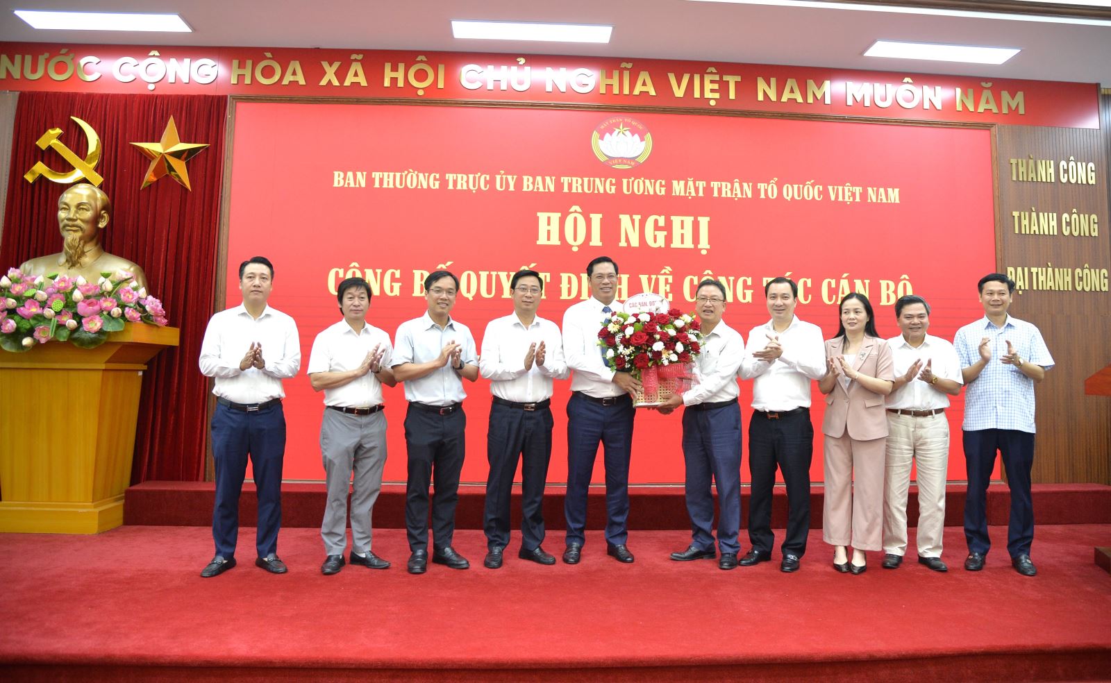đại diện các trưởng ban đơn vị lên chúc mừng