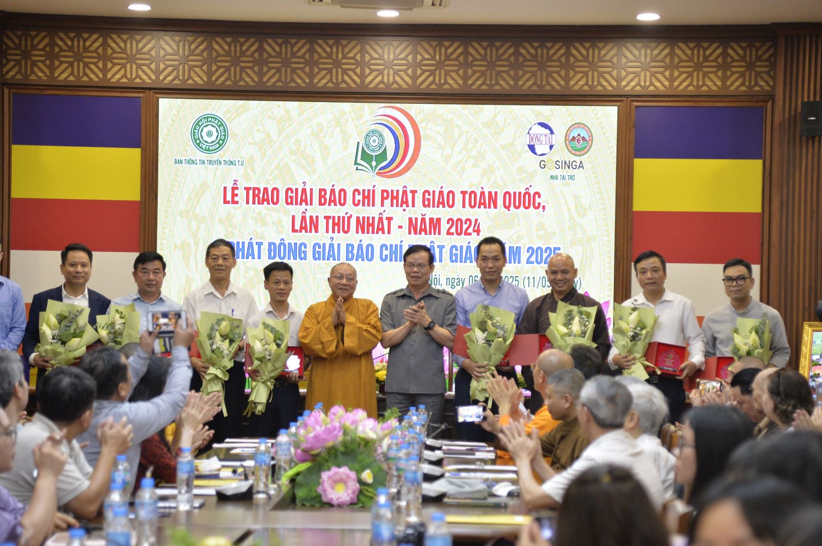 Ban tổ chức trao giải Báo chí Phật giáo cho các tác giả đoạt giải.