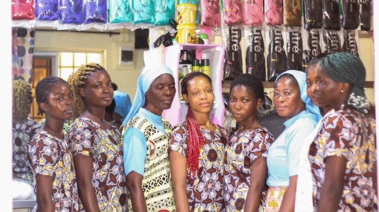 Sơ Mary Ntenye thăm những người di dân và tị nạn đang học nghề cắt tóc ở Aflao, Ghana 