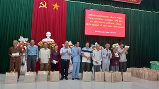 Hiệp sĩ Đại Thánh giá J.B. Lê Đức Thịnh tri ân gia đình chính sách và người nghèo