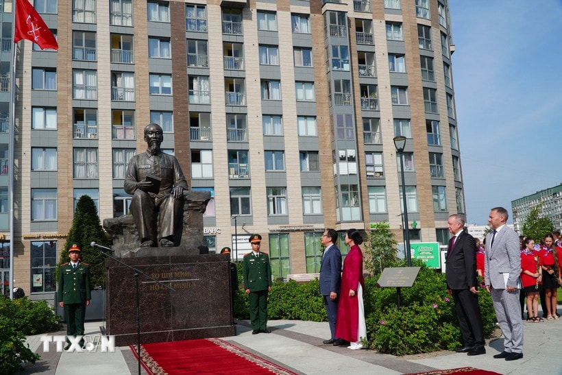 Lễ khánh thành Quảng trường Hồ Chí Minh tại St.Petersburg, Liên bang Nga. (Ảnh: Tâm Hằng/TTXVN).