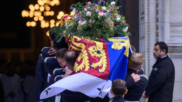 Linh cữu Nữ Công tước xứ Kent được đưa vào Nhà thờ Chính tòa Westminster (PAUL GROVER)