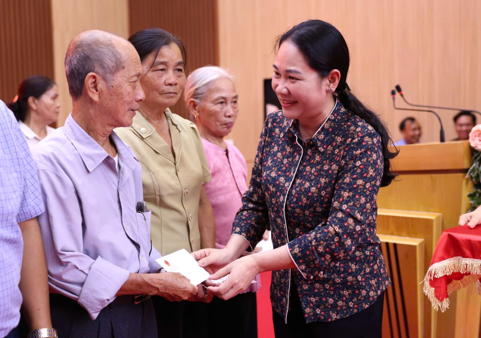 hứ trưởng Nông Thị Hà tặng quà tặng người có uy tín, người nghèo dân tộc thiểu số xã Thanh Sơn