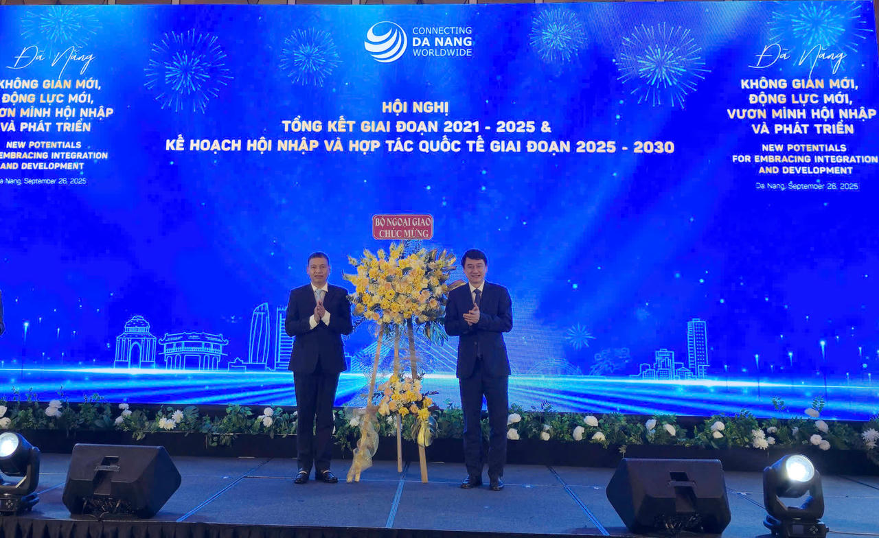 Ông Lê Anh Tuấn, Thứ trưởng Bộ Ngoại giao (bên phải) chúc mừng hội nghị. Ảnh: Nguyễn Tú.