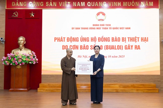  Bà Hà Thị Nga, Ủy viên Trung ương Đảng, Phó chủ tịch Ủy ban Trung ương MTTQ Việt Nam tiếp nhận ủng hộ