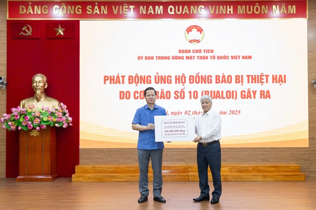 Ủy viên Bộ Chính trị, Bí thư Trung ương Đảng, Chủ tịch Ủy ban Trung ương MTTQ Việt Nam Đỗ Văn Chiến tiếp nhận ủng hộ 