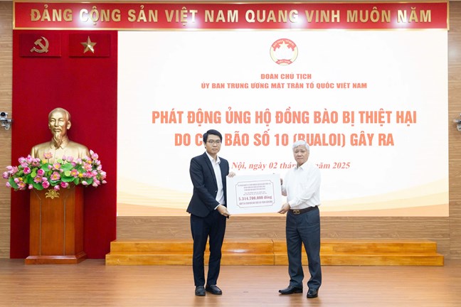 Ủy viên Bộ Chính trị, Bí thư Trung ương Đảng, Chủ tịch Ủy ban Trung ương MTTQ Việt Nam Đỗ Văn Chiến tiếp nhận ủng hộ từ Tập đoàn Vingroup 