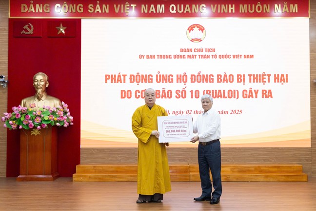 Ủy viên Bộ Chính trị, Bí thư Trung ương Đảng, Chủ tịch Ủy ban Trung ương MTTQ Việt Nam Đỗ Văn Chiến tiếp nhận ủng hộ 