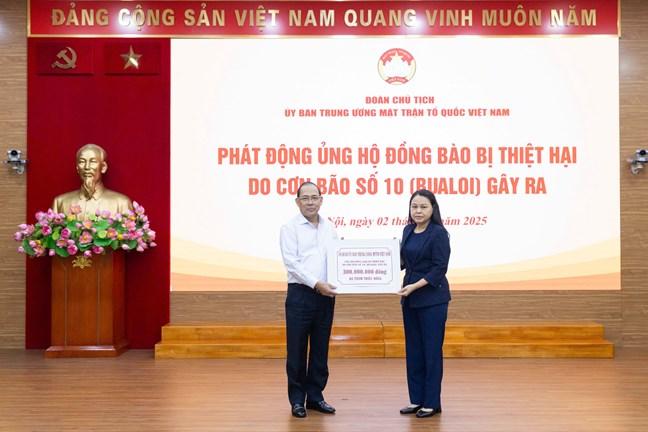 Bà Nguyễn Thị Thu Hà, Ủy viên Trung ương Đảng, Phó Chủ tịch - Tổng Thư ký Ủy ban Trung ương MTTQ Việt Nam tiếp nhận ủng hộ từ Cơ quan Ủy ban Trung ương MTTQ Việt Nam 