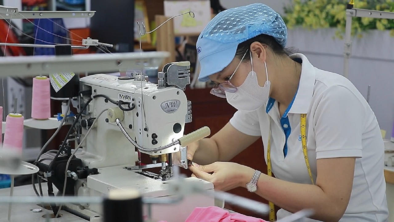 Chị Nguyễn Thị Trang - nữ đoàn viên Công đoàn Công ty cổ phần Dệt May Huế đã có nhiều sáng kiến đóng góp cho công ty. Ảnh: Quảng An