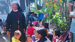 Các nữ tu Tôi tớ Chúa Thánh Thần ở Philippines mang đức tin và cơm bánh cho trẻ nghèo Philippines