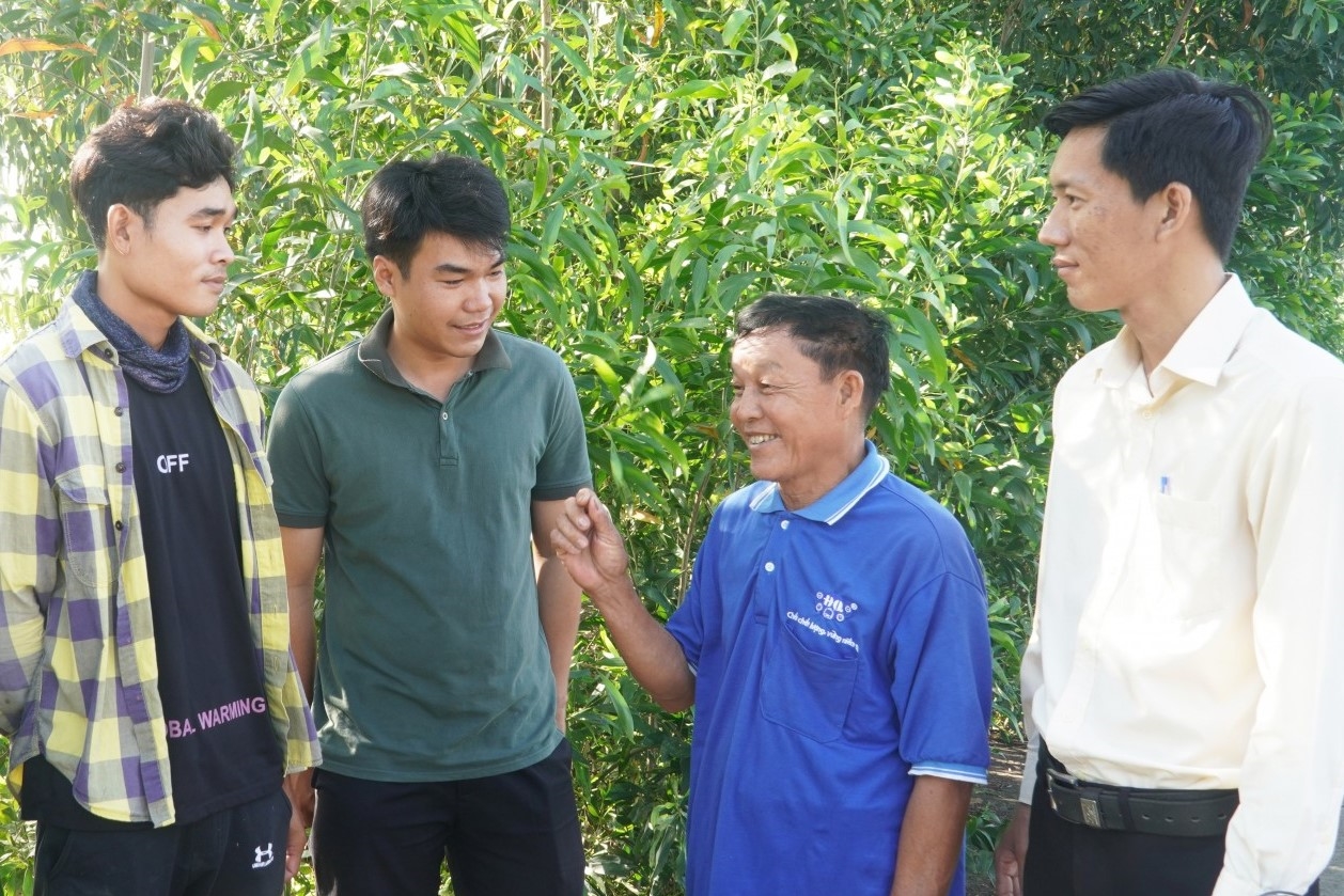 Ông Lý Văn Khô (thứ 2 từ phải qua)- người có uy tín trong cộng đồng tích cực tuyên truyền chính sách pháp luật